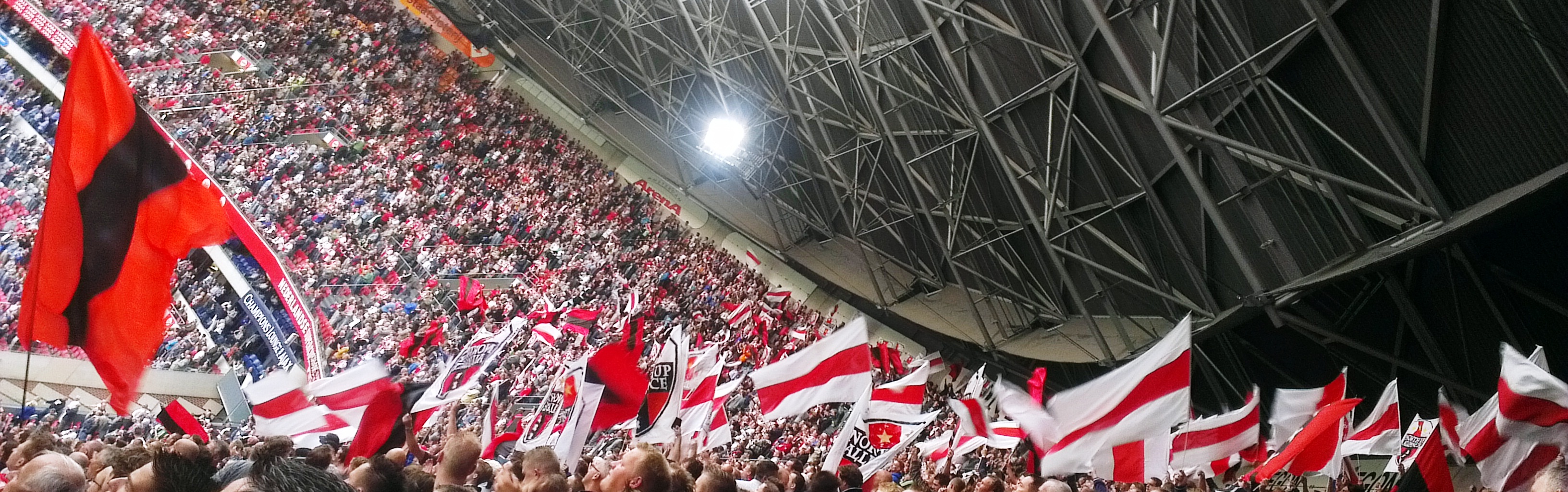 Ajax supporters met vertraging naar Stockholm