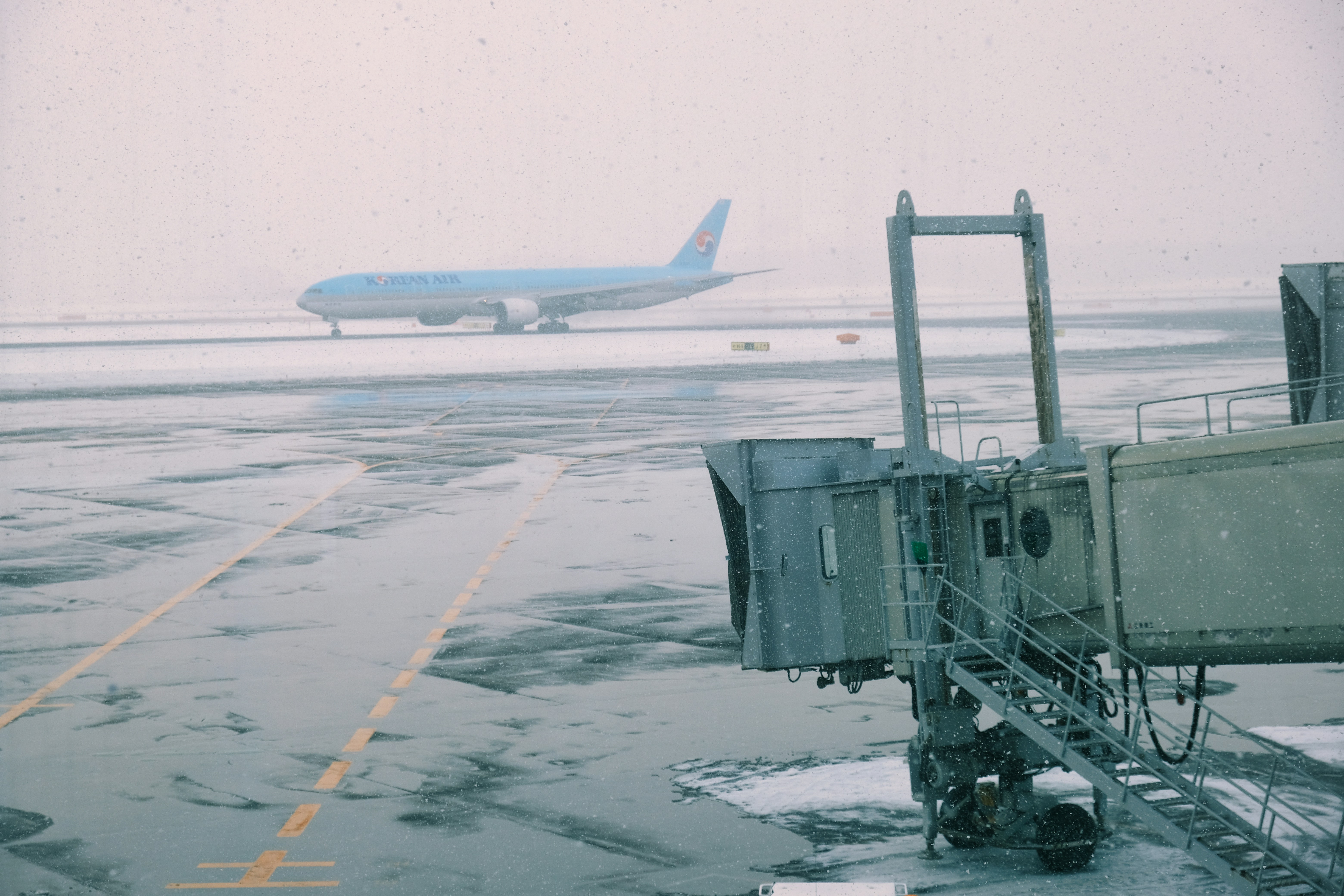 Winterweer veroorzaakt vertragingen en annuleringen op Schiphol