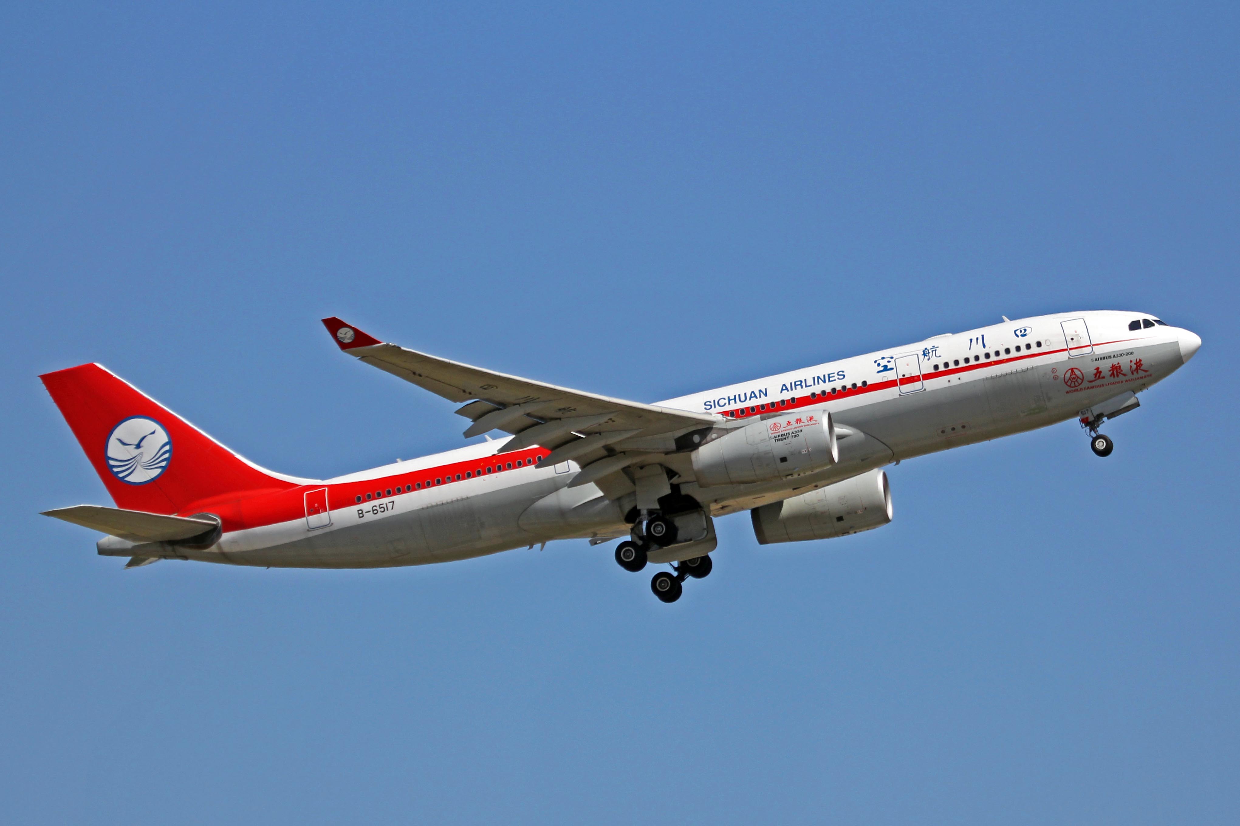 Piloot deels uit cockpit gezogen